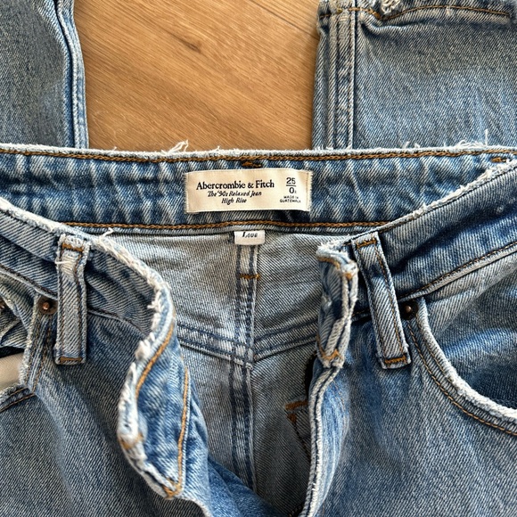 Abercrombie 90s Relaxed High Rise Jeans - Picture 4 of 5